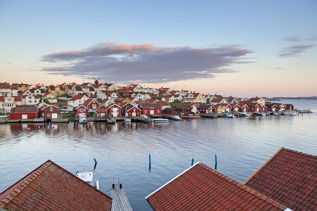 Swedish cottages by the North Sea in Fiskebäckskil, Island Skaftö, Bohuslän, Västergötland, Götaland, South Sweden, Sweden, Scandinavia, Northern Europe, Europe