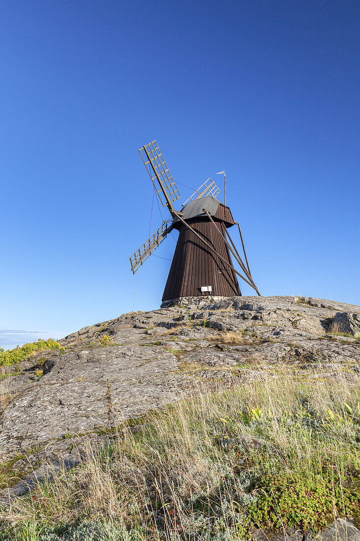 Windmühle auf Fiskebäckskil auf Insel Skaftö, Bohuslän, Västra Götalands Län, Südschweden, Schweden, Nordeuropa, Europa
