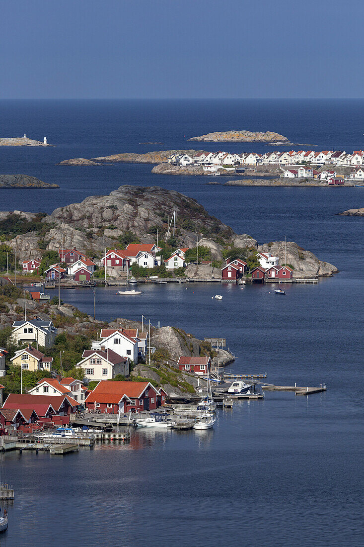 Blick von Rönnang auf der Insel Tjörn nach Klädesholmen, Bohuslän, Västra Götalands Län, Südschweden, Schweden, Nordeuropa, Europa