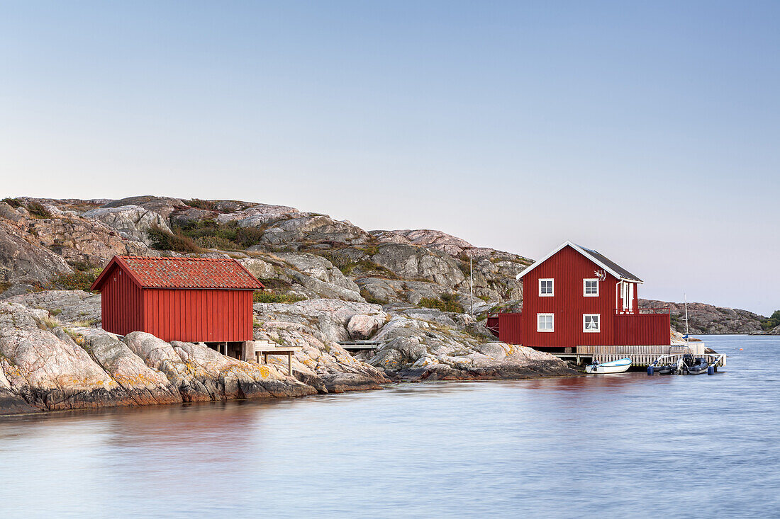 Schwedenhaus am Meer, Skärhamn auf der Insel Tjörn, Bohuslän, Västra Götalands Län, Südschweden, Schweden, Nordeuropa, Europa