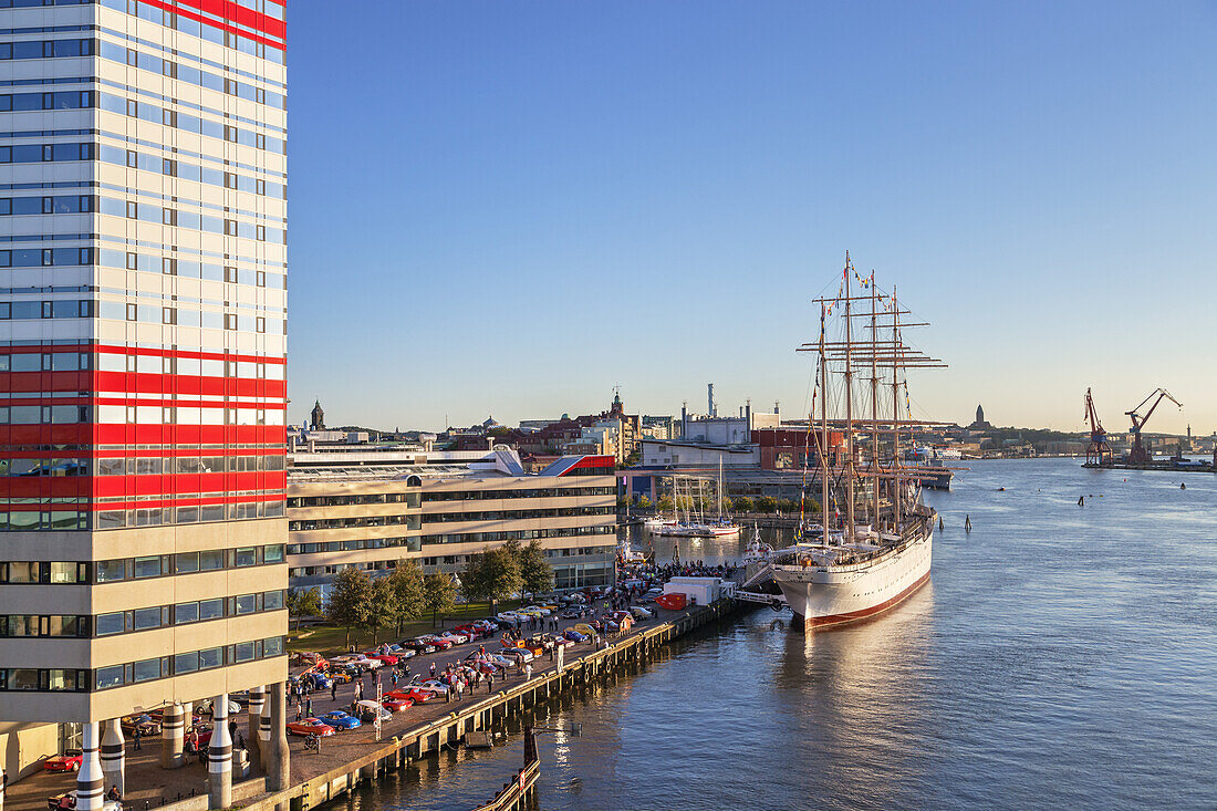 Blick auf Hafen Lilla Bommen mit Hochhaus Skanskaskrapan und Viermastbark Viking, Göteborg, Bohuslän, Västra Götalands län, Südschweden, Schweden, Skandinavien, Nordeuropa, Europa