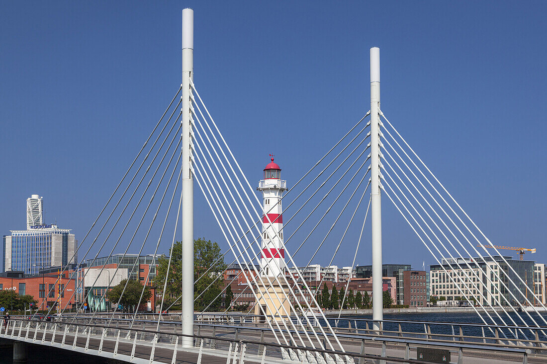 Leuchtturm Malmö am Innenhafen mit Brücke Universtetsbron, Malmö, Skåne län, Südschweden, Schweden, Nordeuropa, Europa