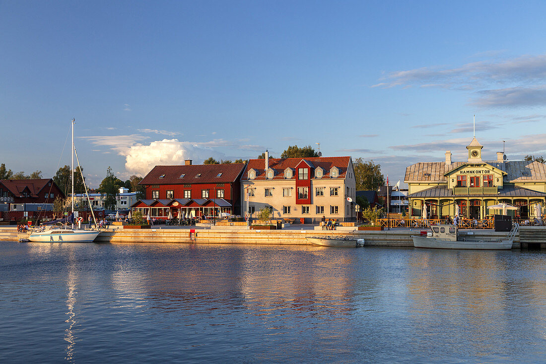 Promenade and restaurant Hamnkontor in the harbour of Nyköping, Södermanland, South Sweden, Sweden, Scandinavia, Northern Europe, Europe