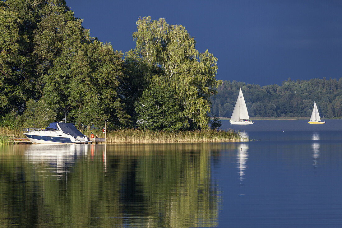 Segelboote auf dem Mälaren, Mariefred, Södermanlands län, Südschweden, Schweden, Nordeuropa, Europa