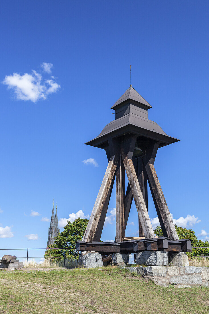 Freistehender Glockenturm vor dem Schloss Uppsala, Uppland, Uppsala län, Südschweden, Schweden, Skandinavien, Nordeuropa, Europa