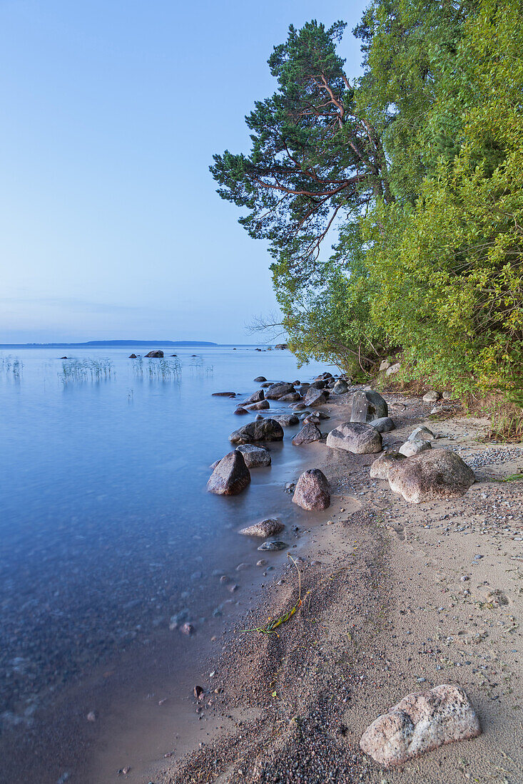 Ufer des Vättern im Dämmerlicht, bei Karlsborg, Västergötland, Götaland, Västra Götalands län, Südschweden, Schweden, Skandinavien, Nordeuropa, Europa