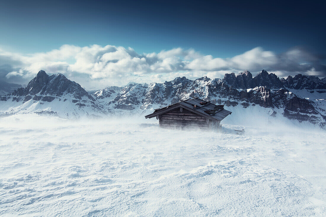 Früh Morgens schneegestöber am Gabler, im Hintergrund links Peitlerkofel und rechts die Aferer Geisler, Dolomiten, Unesco Weltkulturerbe, Italien