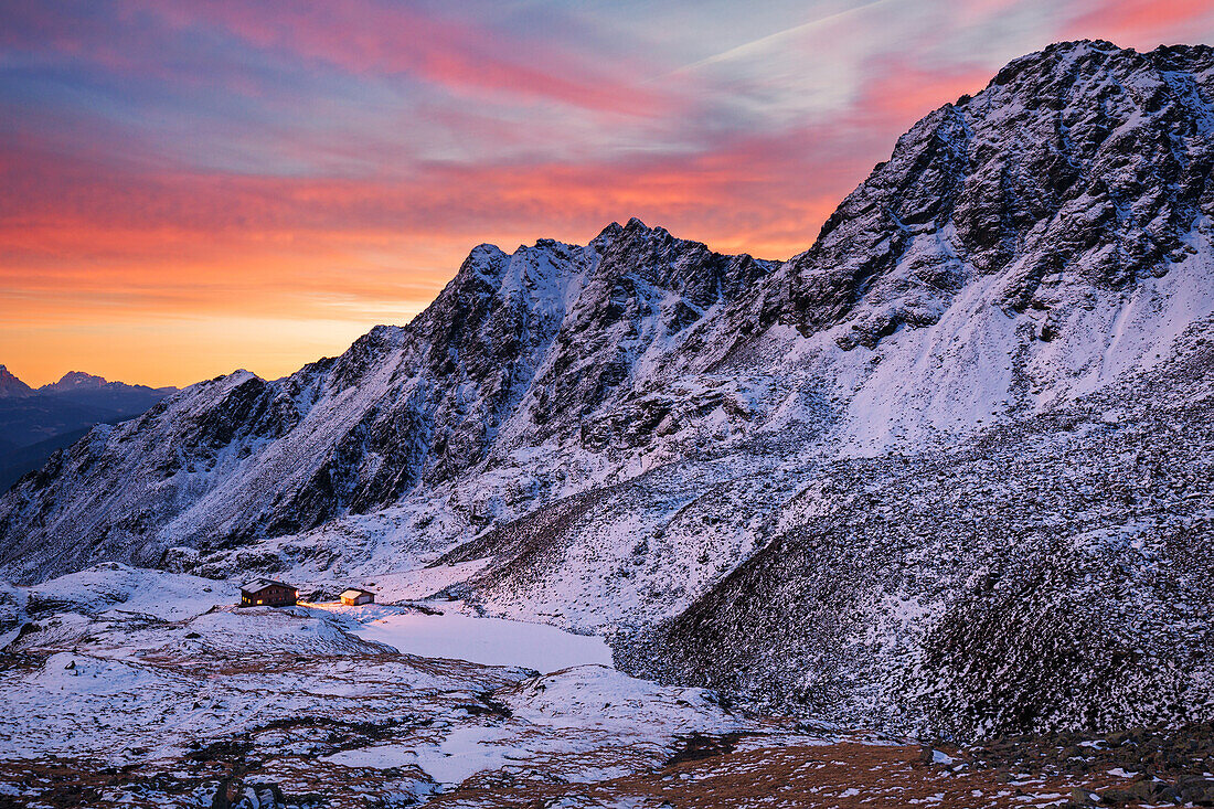 Kurz nach Sonnenuntergang oberhalb der Tiefrastenhütte, umgeben von den Pfunderer Bergen in Südtirol, Italien
