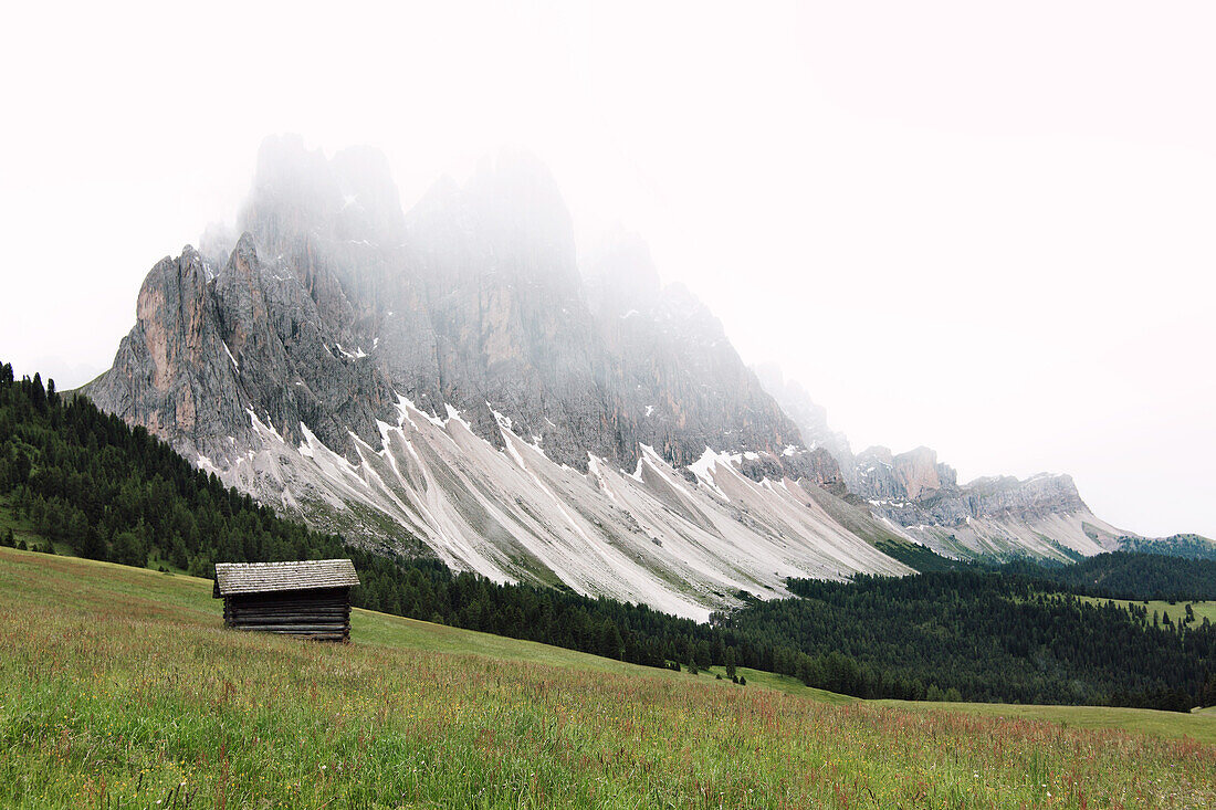 Villnösser Geisler an einem nebligen Morgen, Dolomiten, Unesco Weltkulturerbe, Italien