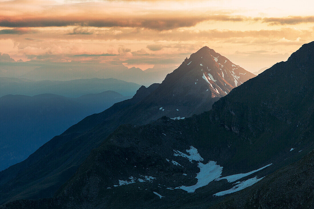 Morgentlicher Blick Richtung Berggrad Nähe Ridnauntal, Südtirol, Italien