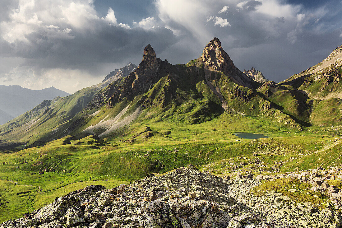 Im Hintergrund Collet de la Fourche und davor der See Lac des Cerces, Valloire, Frankreich