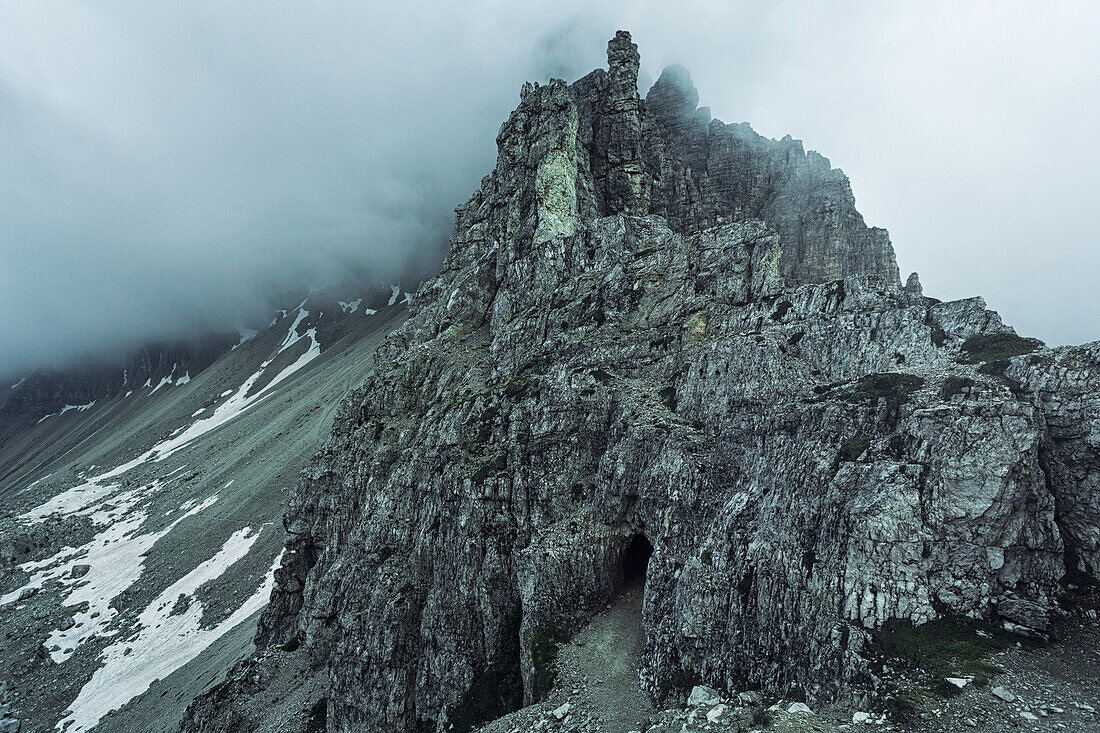 Am Beginn des Klettersteigs zum Paternkofel, Zu sehen der Eingang des Stollens, gebaut im Ersten Weltkrieg, Sextner Dolomiten, Unesco Weltkulturerbe, Italien