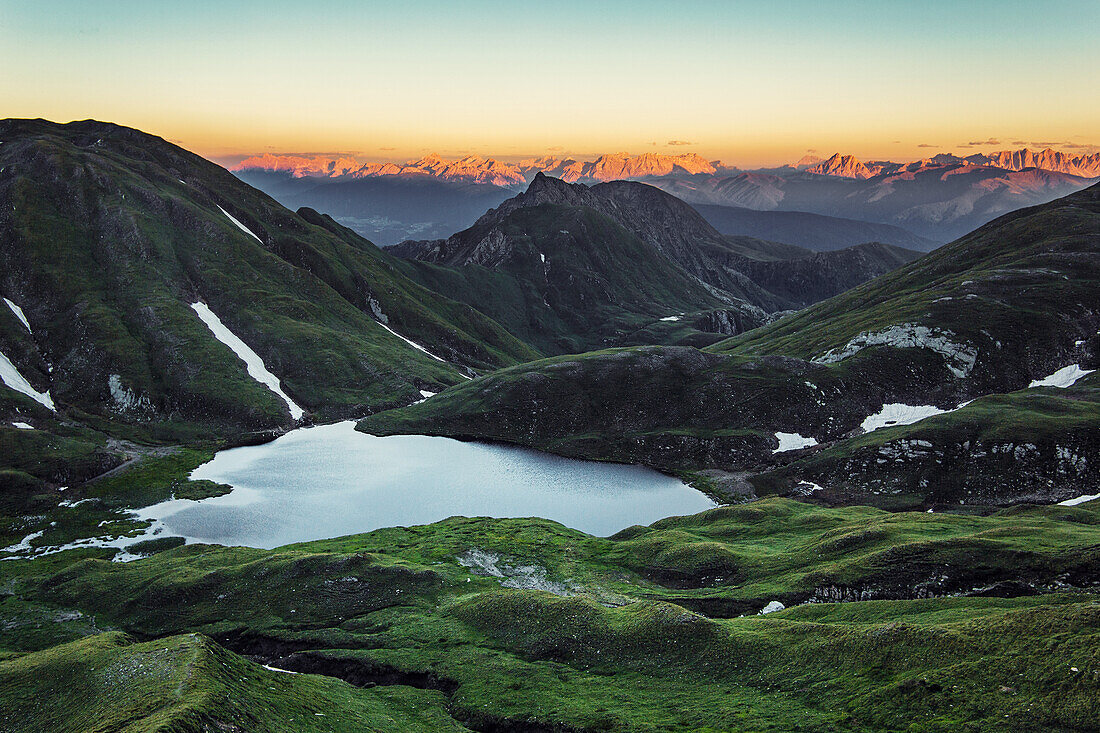 Seefeldsee, Meransen bei Sonnenuntergang, Dolomiten, Unesco Weltkulturerbe, im Hintergrund bekommen noch das letzte Licht des Tages zu spüren, Südtirol, Italien