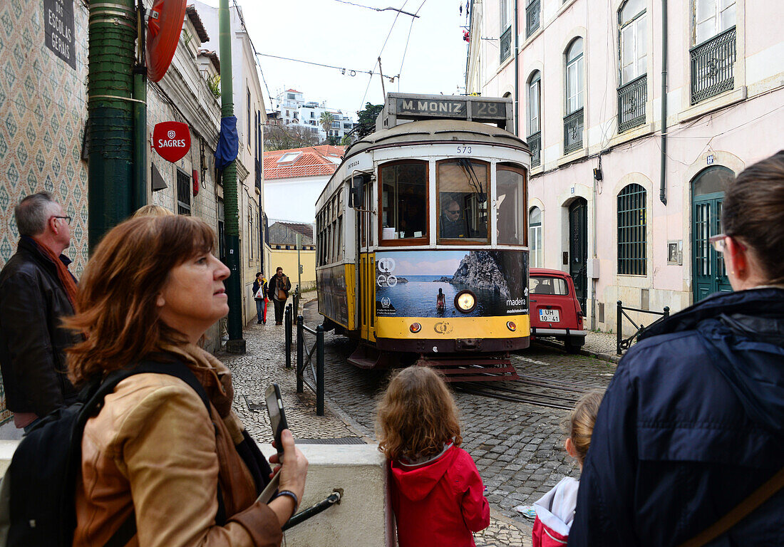 Strassenbahn in der Alfama, Lissabon, Portugal