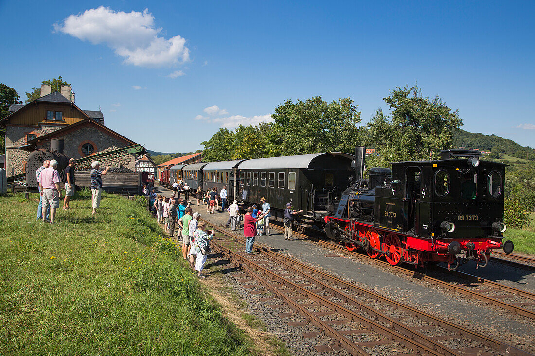 Dampflokomotive und Rhön-Zügle, einer Ausflugsbahn zwischen Fladungen und Ostheim, Fladungen, Rhön, Bayern, Deutschland