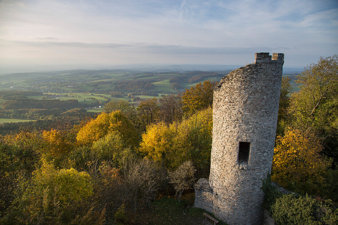 Blick auf Turm von Ruine Ebersburg und Bäume mit Herbstlaub, Ebersburg, Rhön, Hessen, Deutschland