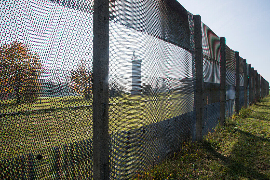 Blick durch ehemaligen Grenzzaum auf ehemaligen ostdeutschen Grenzturm an der Gedenkstätte Point Alpha, nahe Rasdorf, Rhön, Hessen, Deutschland