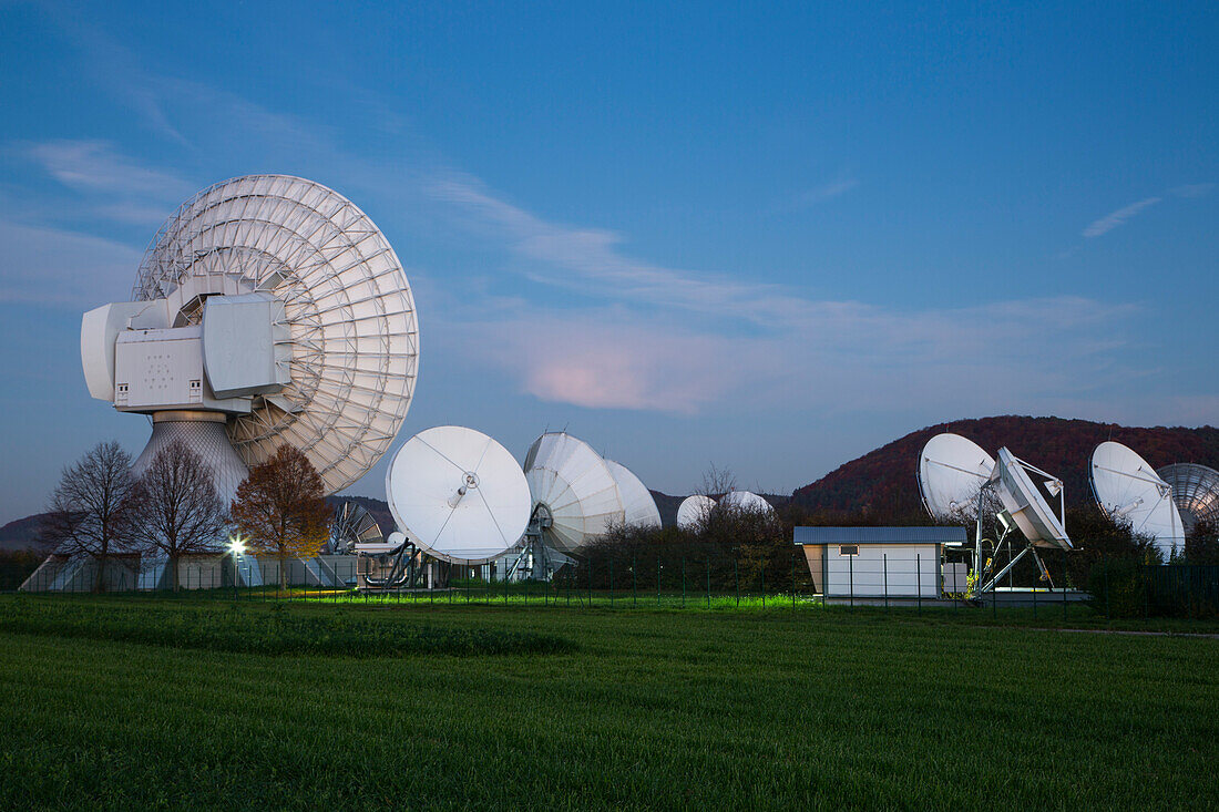 Anlage mit riesigen Satellitenschüsseln an der Erdfunkstelle Fuchsstadt (Intelsat Teleport) in der Abenddämmerung, nahe Hammelburg, Rhön, Bayern, Deutschland