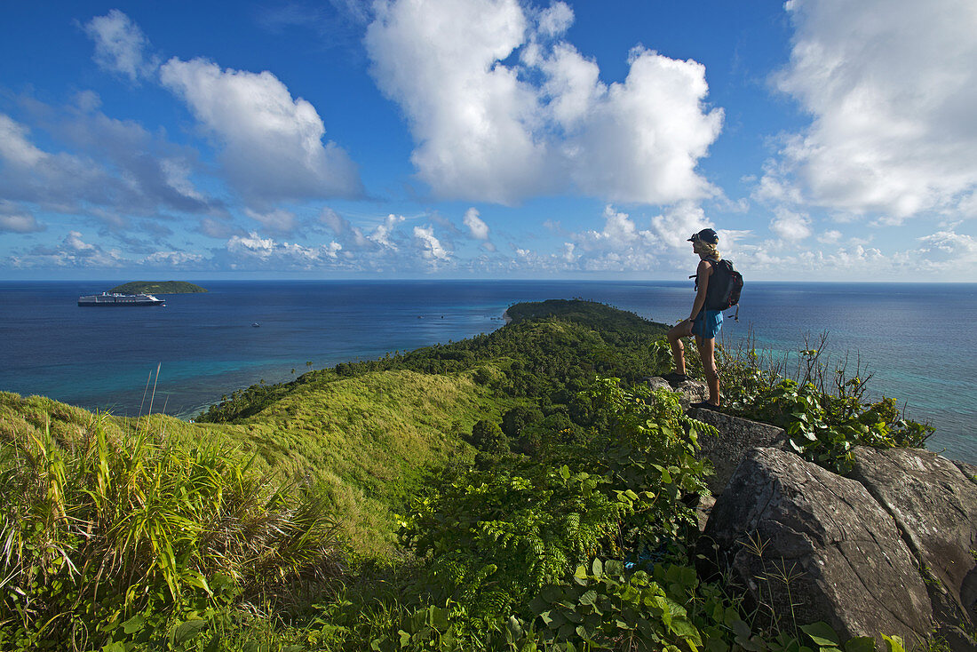 Blick vom höchsten Punkt der Insel Dravuni, Fidschi, mit der MS Oosterdam im Hintergrund