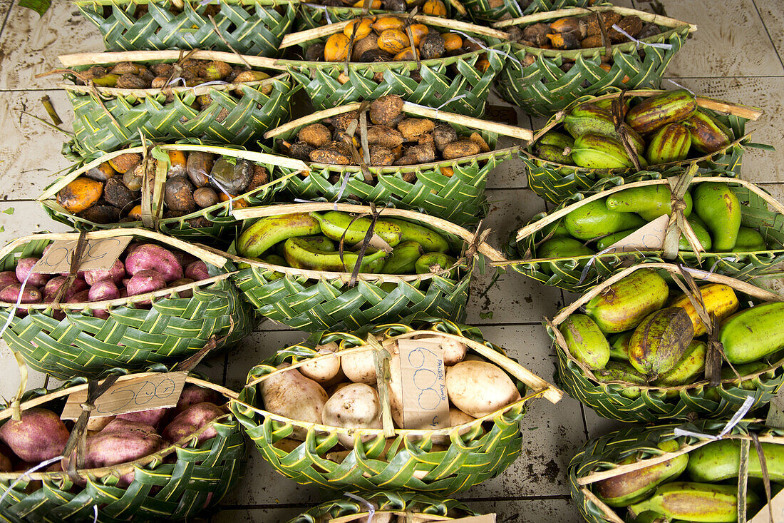 Eine Auswahl an tropischen Gemüsen in Körben aus Palmplättern wird auf dem zentralem Markt in Port Vila angeboten