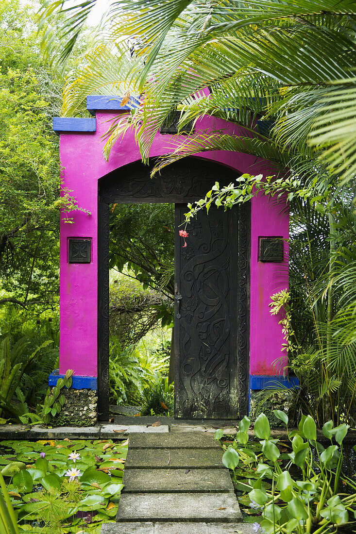 Schmucktor in The Summit,  ein tropischer Garten nahe Port Vila