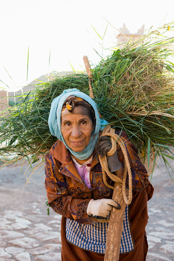 Bäuerin, Kasbah Aït-Ben-Haddou, UNESCO-Weltkulturerbe, Aït-Ben-Haddou, bei Ouarzazate, Region Souss-Massa-Draâ, Sahara, Marokko