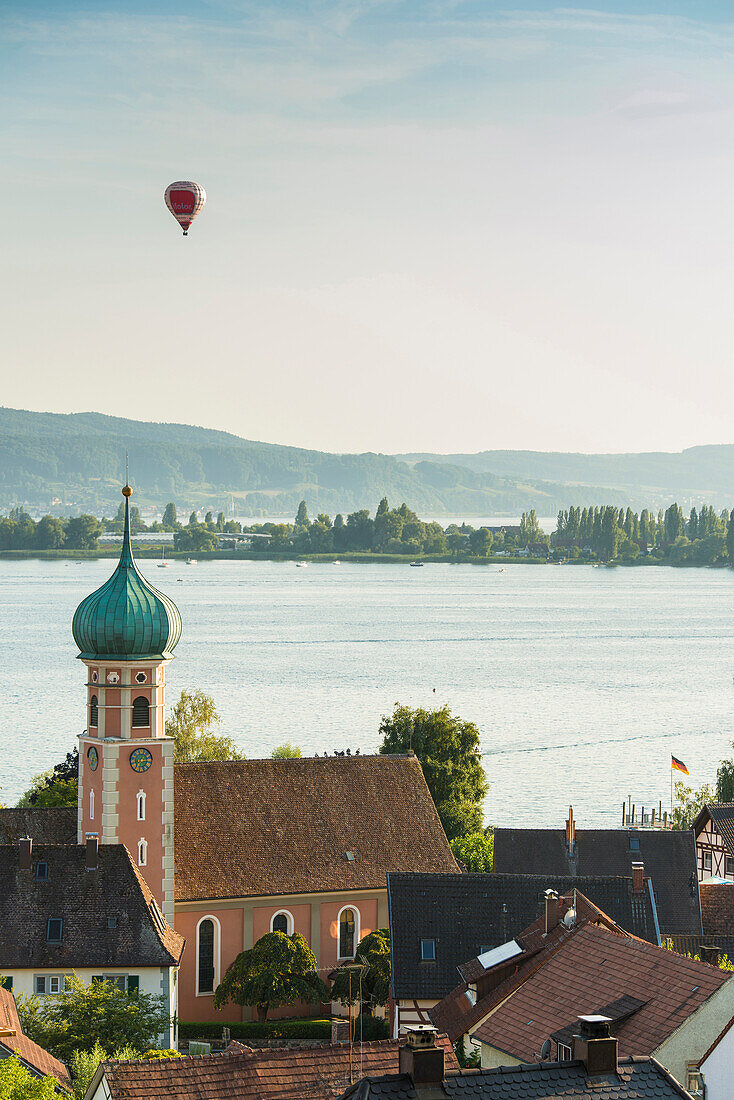 Ausblick vom Hörenberg auf die Kirche St. Nikolaus, hinten Insel Reichenau, Allensbach, Bodensee, Baden-Württemberg, Deutschland