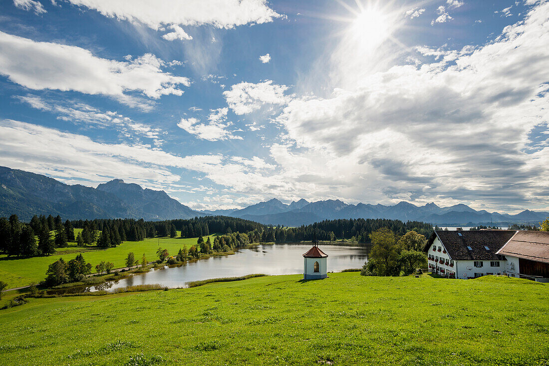 Hegratsrieder See, und Bauernhof mit Kapelle, bei Füssen, Allgäu, Bayern, Deutschland