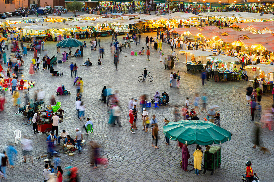 Gauklerplatz am Abend, Djemaa el Fna, UNESCO Weltkulturerbe, Marrakesch, Marokko