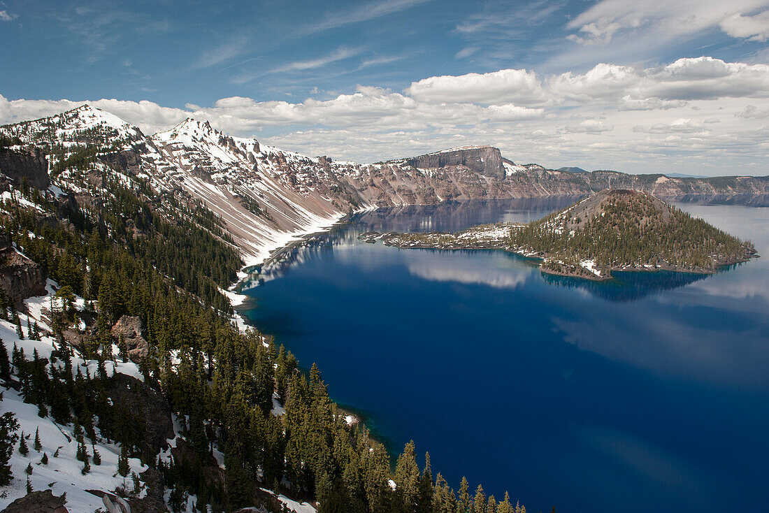 Crater Lake and Wizard Island, Crater Lake National Park, Oregon, USA