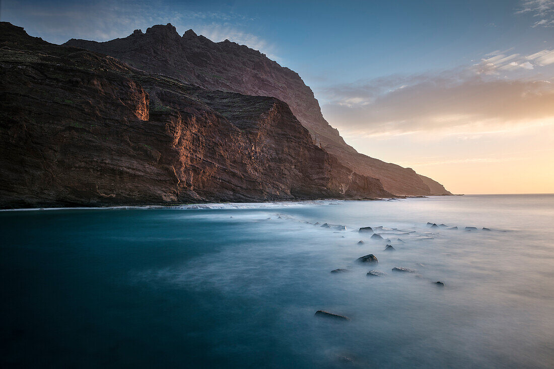 steile Klippen der Felsenbucht Playa de Alojera, La Gomera, Kanarische Inseln, Kanaren, Spanien, Langzeitbelichtung