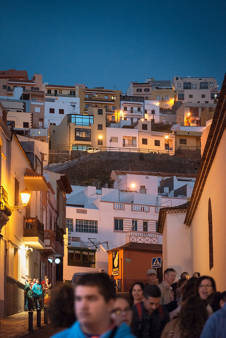 Menschen ziehen während einer Prozession durch die Gassen am Abend in der Hauptstadt San Sebastián de la Gomera, La Gomera, Kanarische Inseln, Kanaren, Spanien