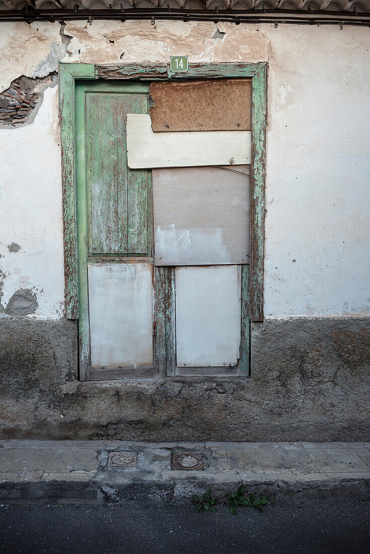 zugenangelte Tür eines verlassene Wohnhauses in Hauptstadt San Sebastián de la Gomera, La Gomera, Kanarische Inseln, Kanaren, Spanien