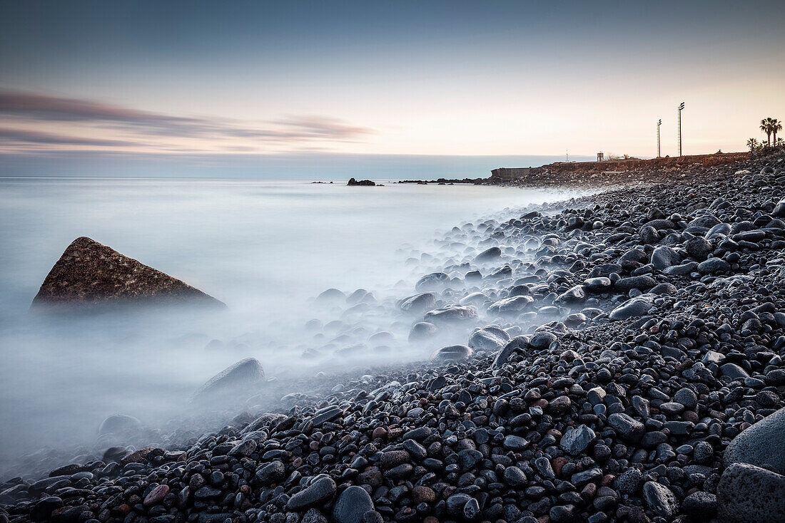 Lava Gestein an Atlantik Küste bei Puerto de la Cruz, Teneriffa, Kanarische Inseln, Kanaren, Spanien, Langzeitbelichtung