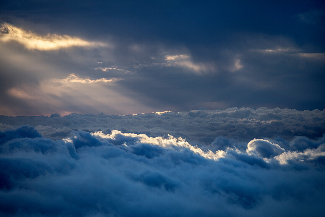 Sonnenstrahlen scheinen durch dichte Wolkendecke einer heranziehenden Wolkenfront im Teide, Vulkan, Nationalpark, Teneriffa, Kanarische Inseln, Kanaren, Spanien