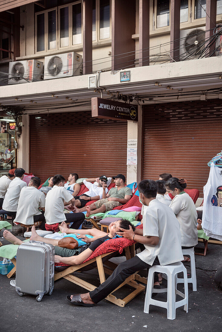 Massage Salon unter freiem Himmel in der berüchtigten Khaosan Straße, Bangkok, Thailand, Südost Asien