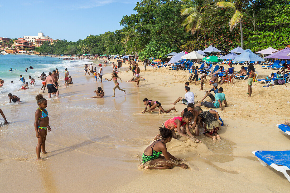 Einheimische am Strand von Sosua, Puerto Plata, Dominikanische Republik, Antillen, Karibik