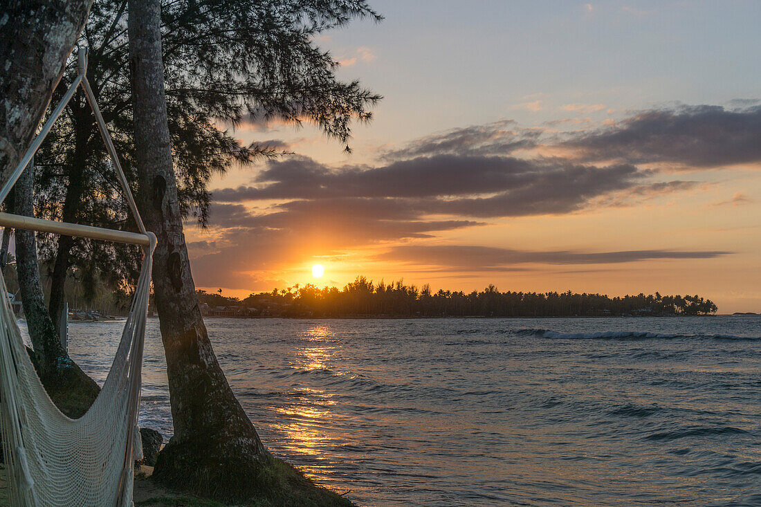 Haengematte und Strandbar bei Sonenuntergang, Las Terrenas, Dominikanische Republik, Antillen, Karibik