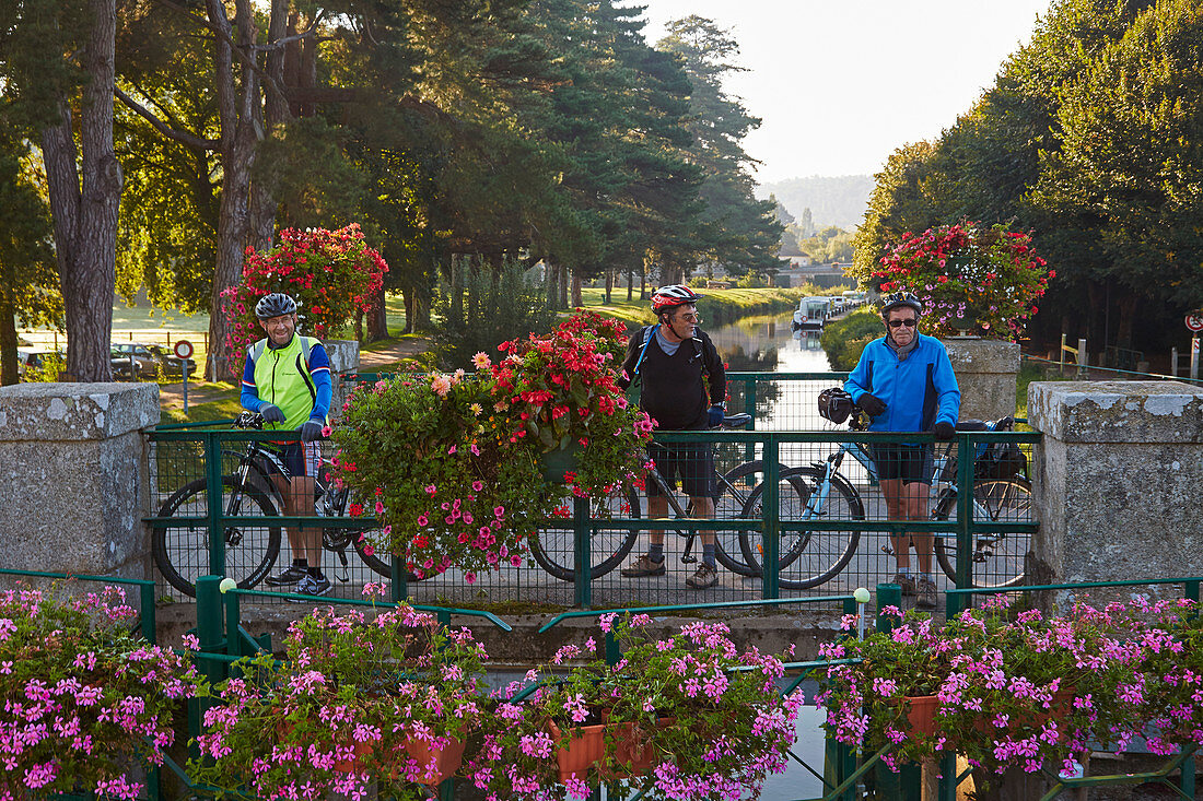 Cyclists at lock 25, Malestroit, River Oust and, Canal de Nantes à Brest, Departement Morbihan, Brittany, France, Europe