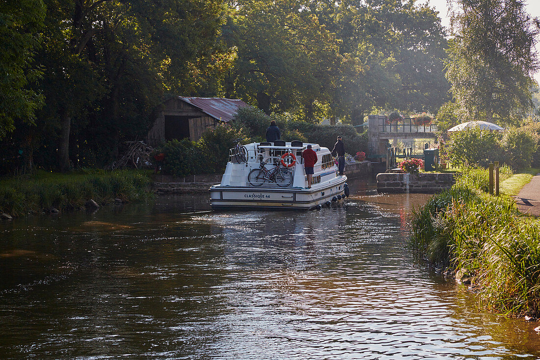 Mit dem Hausboot an der Schleuse Nr.26, La Née, Fluß Oust und Canal de Nantes à Brest, Dept. Morbihan, Bretagne, Frankreich, Europa