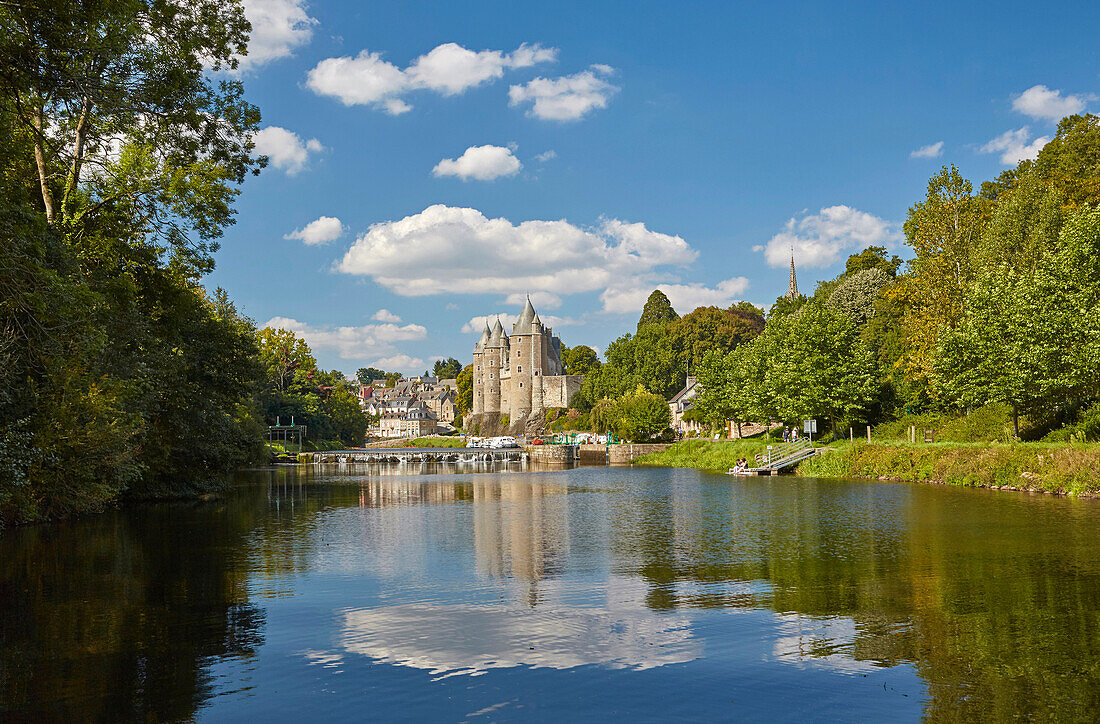 View at Josselin at lock 35, Josselin, River Oust and, Canal de Nantes à Brest, Departement Morbihan, Brittany, France, Europe