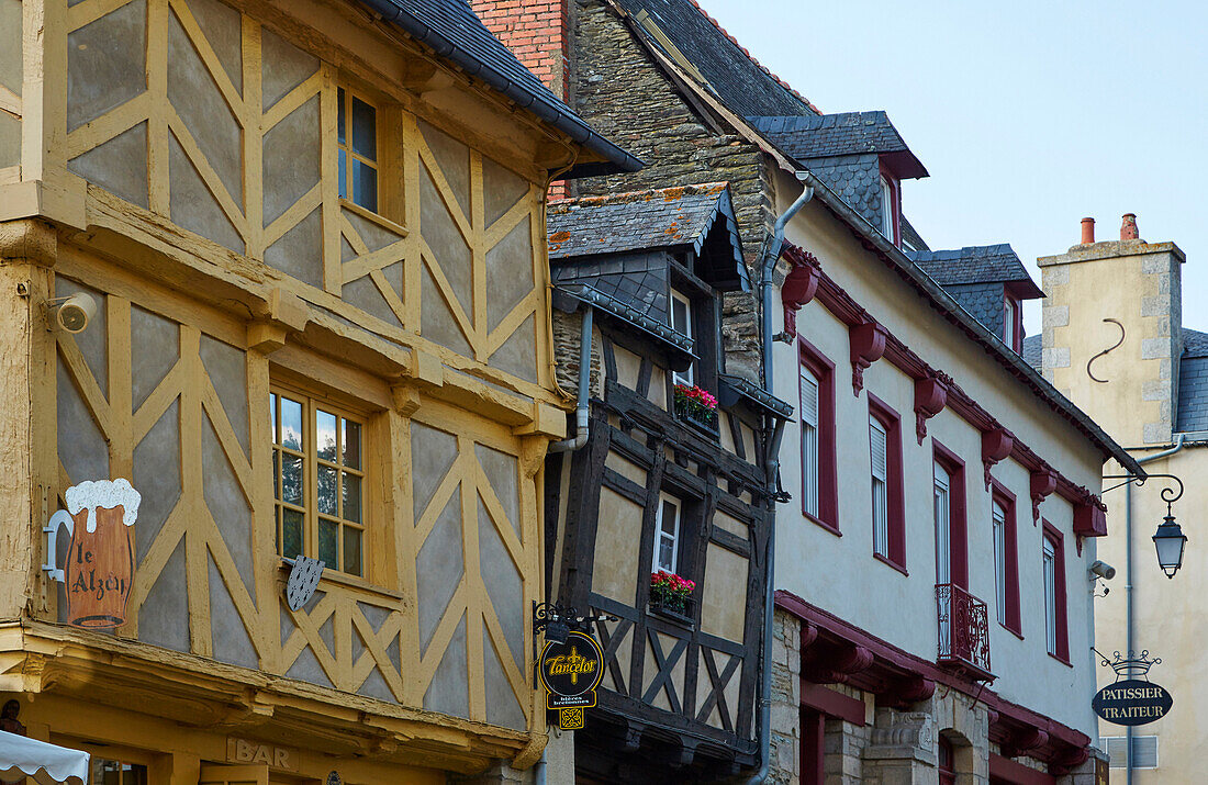 Walk through the old city of Josselin, River Oust and, Canal de Nantes à Brest, Departement Morbihan, Brittany, France, Europe