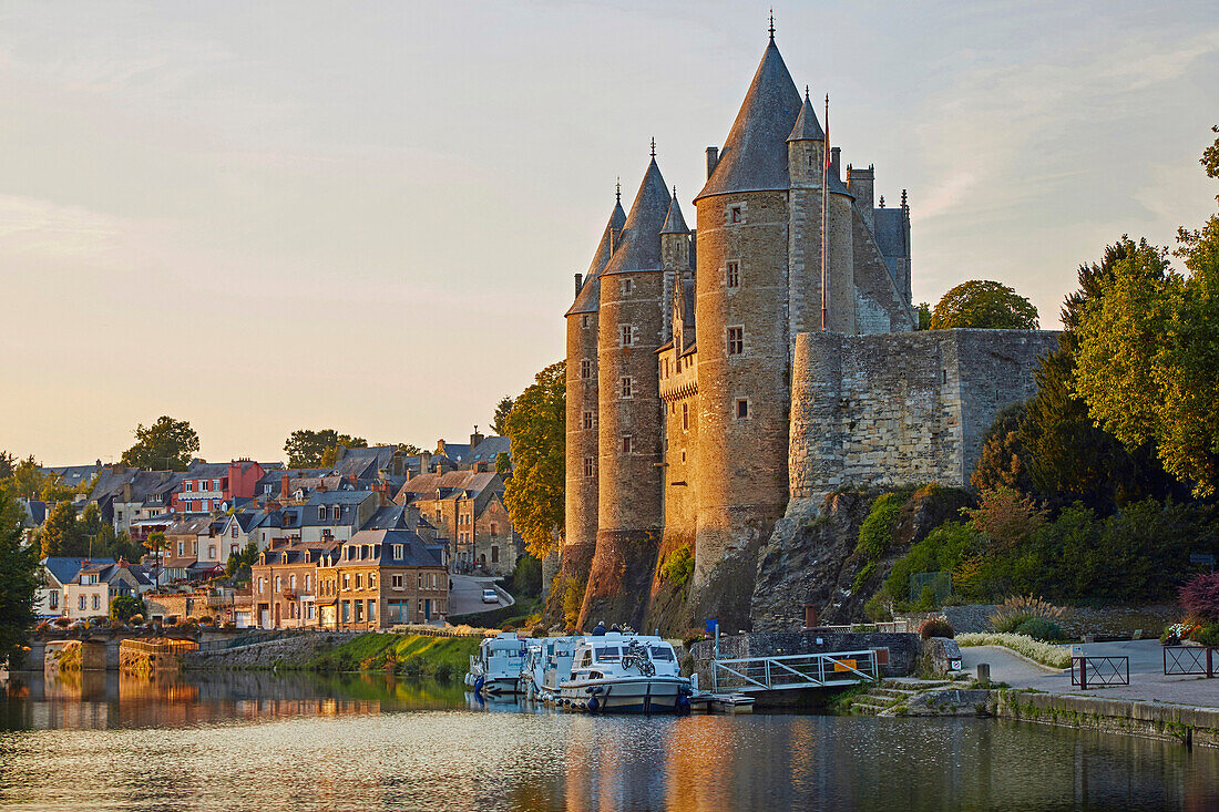 Evening, View at Josselin port and castle at lock 35, Josselin, River Oust and, Canal de Nantes à Brest, Departement Morbihan, Brittany, France, Europe