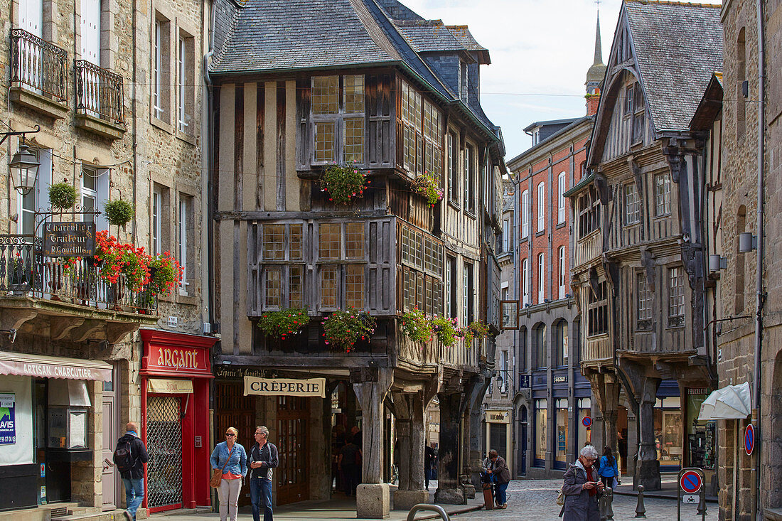 Old stone and half-timbered houses at Dinan, River Rance, Dept. Côtes-d'Armor, Brittany, France, Europe