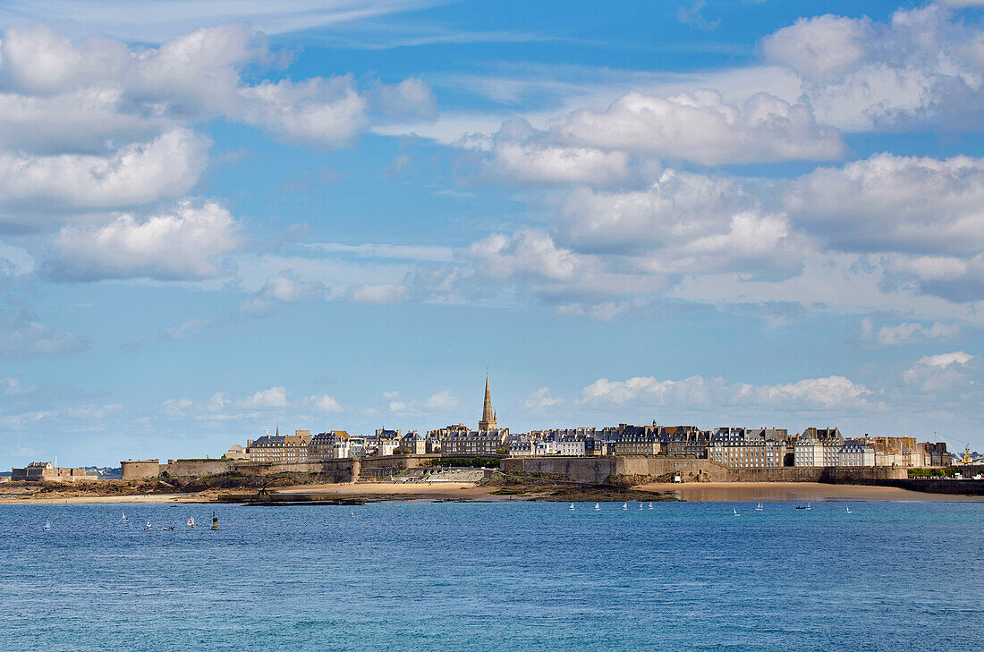 Blick von Dinard  auf Saint-Malo, Intra-Muros, Dept. Ille-et-Vilaine, Bretagne, Frankreich, Europa