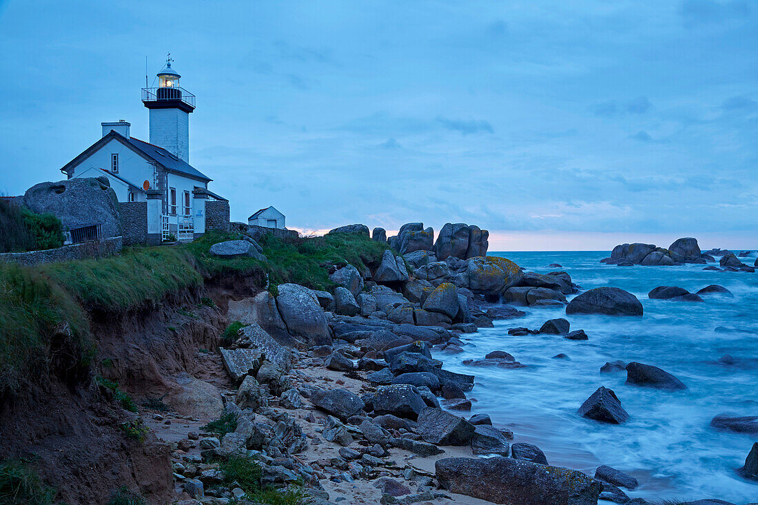 Beacon light at the, Pointe de Pontusval, Brignogan-Plages, Atlantic  Ocean, Dept. Finistère, Brittany, France, Europe