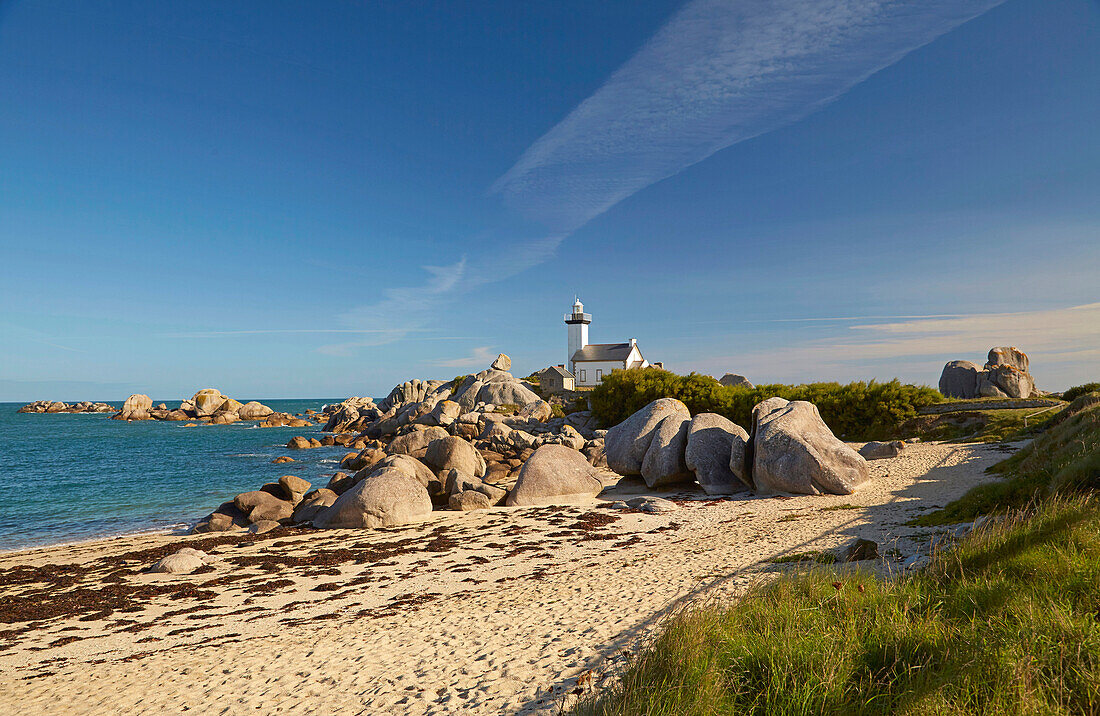 Beacon light at the, Pointe de Pontusval, Brignogan-Plages, Atlantic  Ocean, Dept. Finistère, Brittany, France, Europe