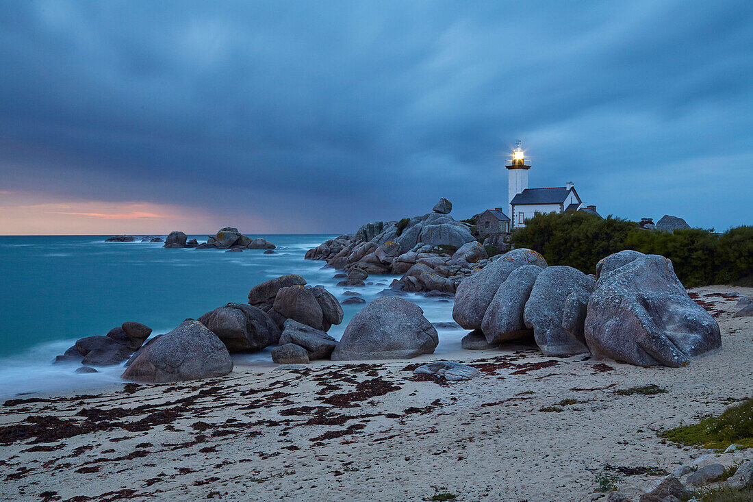 Beacon light at the, Pointe de Pontusval, Brignogan-Plages, Atlantic  Ocean, Dept. Finistère, Brittany, France, Europe