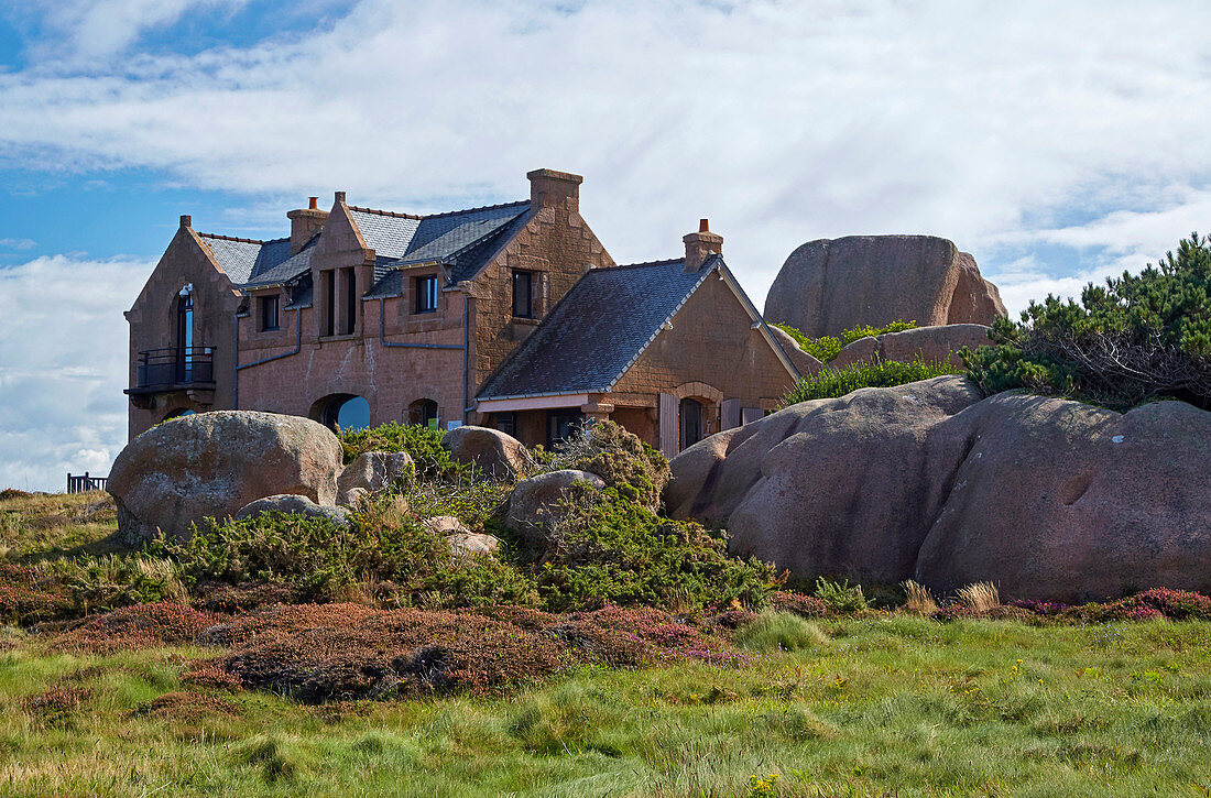 Steinhaus an der Pointe de Squéouel, Ploumanac'h, Côte de Granit Rose, Atlantik, Dept. Côtes-d'Armor, Bretagne, Frankreich, Europa