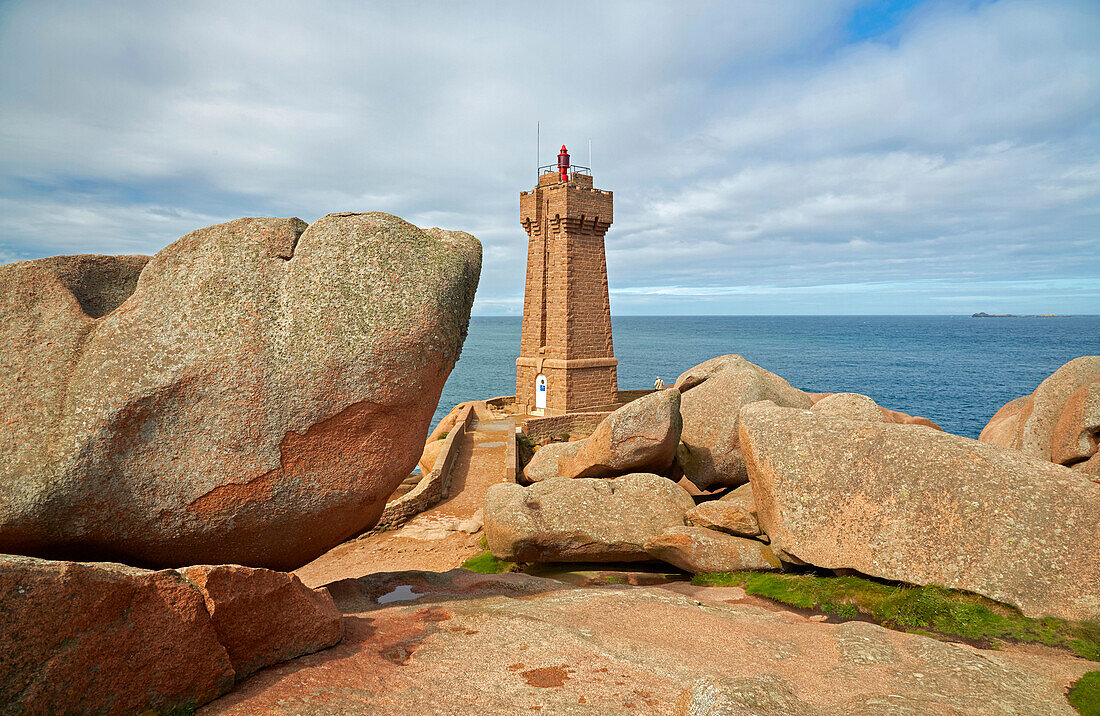  Phare de Men-Ruzat the, Pointe de Squéouel, Beacon light, Ploumanac'h, Côte de Granit Rose, Atlantic  Ocean, Dept. Côtes-d'Armor, Brittany, France, Europe